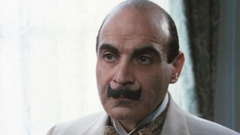 Hercule Poirot zoals we hem het best kennen, vertolkt door David Suchet. Beeld kos