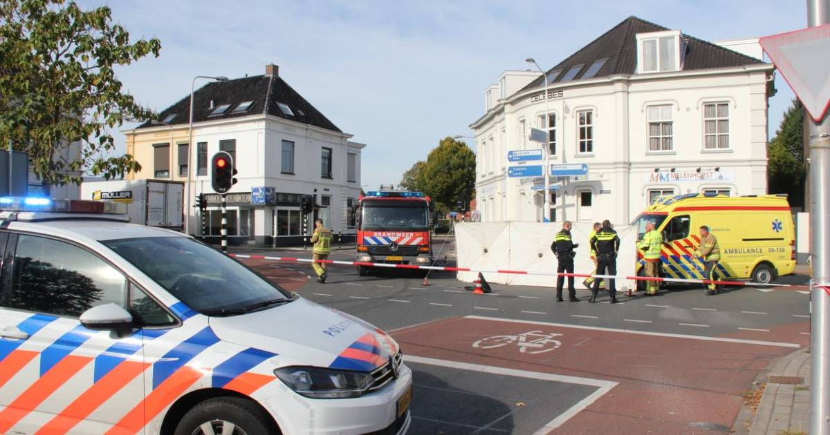 Fietser overlijdt na aanrijding met vrachtwagen.