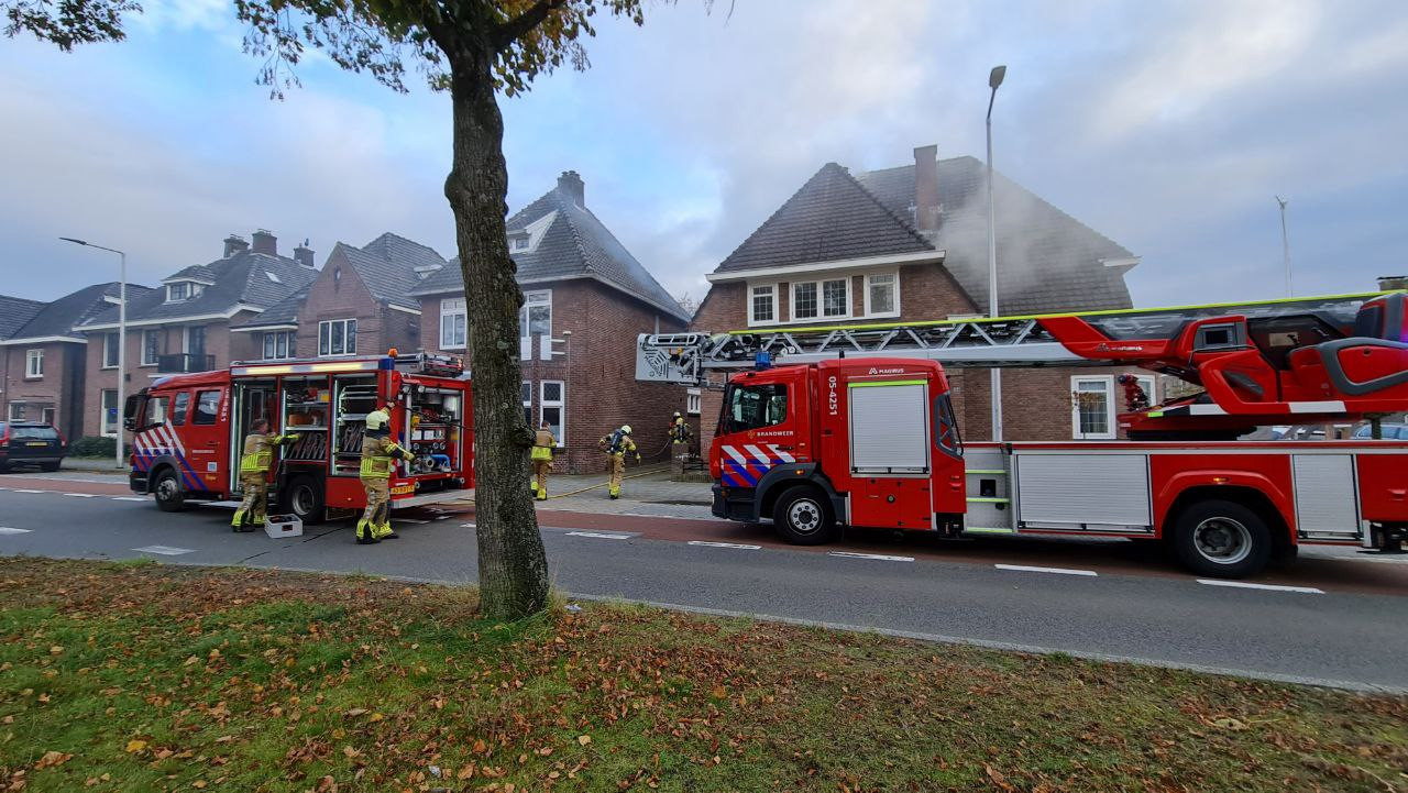 In een kantoorpand aan de Lasondersingel in Enschede is dinsdagmiddag een brand ontstaan.