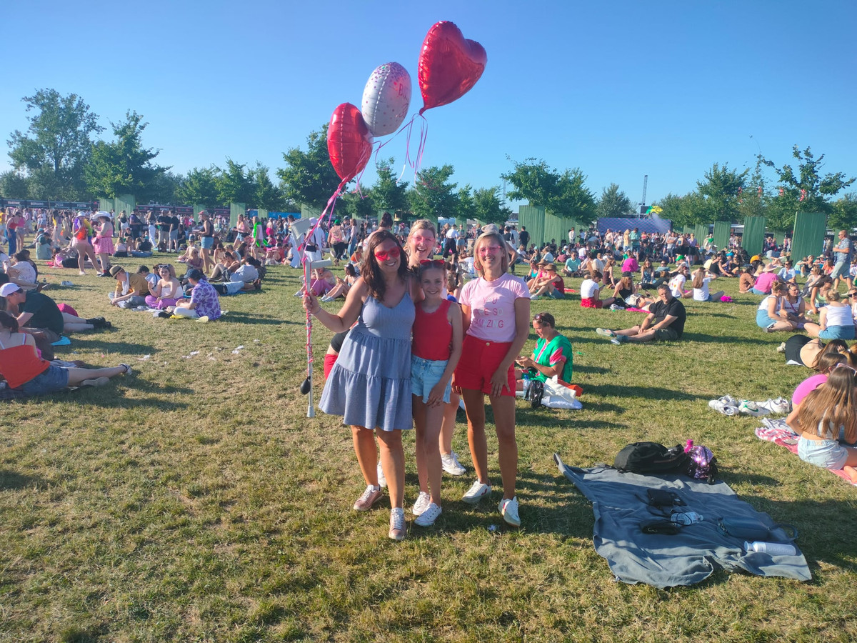 IN BEELD. Fans van Harry Styles kleuren het festivalpark van Werchter  helemaal roze | Foto | hln.be