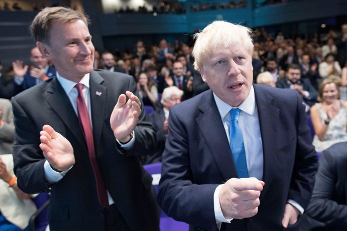 Jeremy Hunt en Boris Johnson na de bekendmaking.
