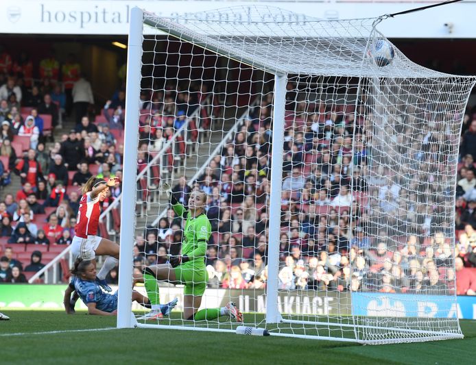 Katie McCabe van Arsenal passeert Villa-keeper Daphne van Domselaar.