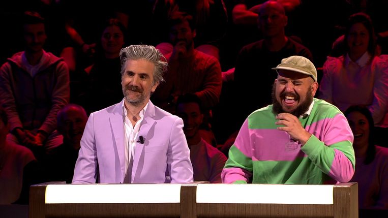 Het duo Jeroom-Bockie De Repper, in kleurrijke outfits. Beeld Go Play