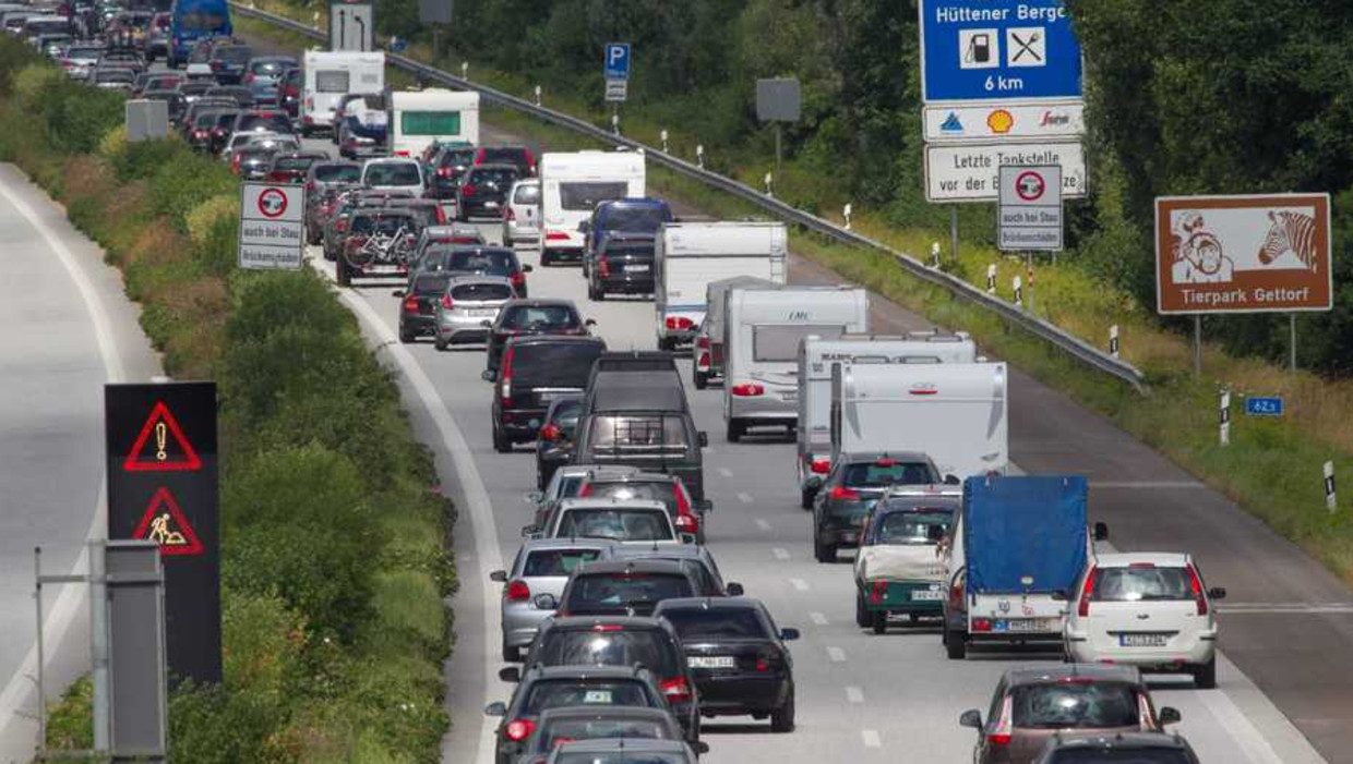 Verkeer op de snelweg bij het Duitse Rendsburg. Beeld epa