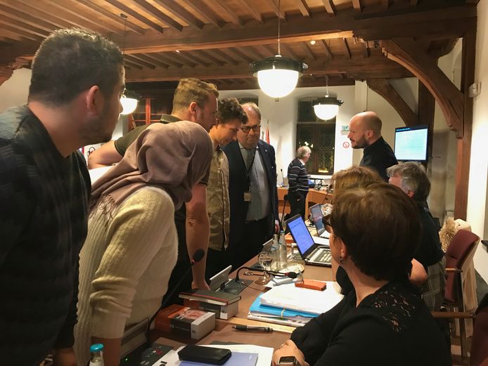 De oppositie verlaat de gemeenteraad.