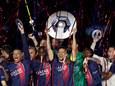 Marquinhos hijst de trofee van Franse kampioen de lucht in, Mbappé (l) is topschutter van de Ligue 1.