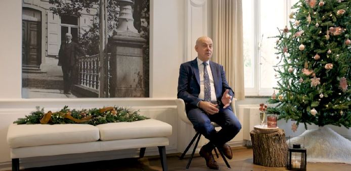 Burgemeester Dirk Verwilst in het statige interieur van kasteel Ter Borcht