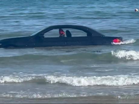 Une BMW découverte garée dans la mer