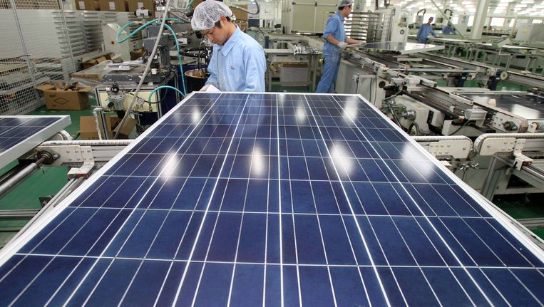 Productie van zonnepanelen in China. Beeld AP