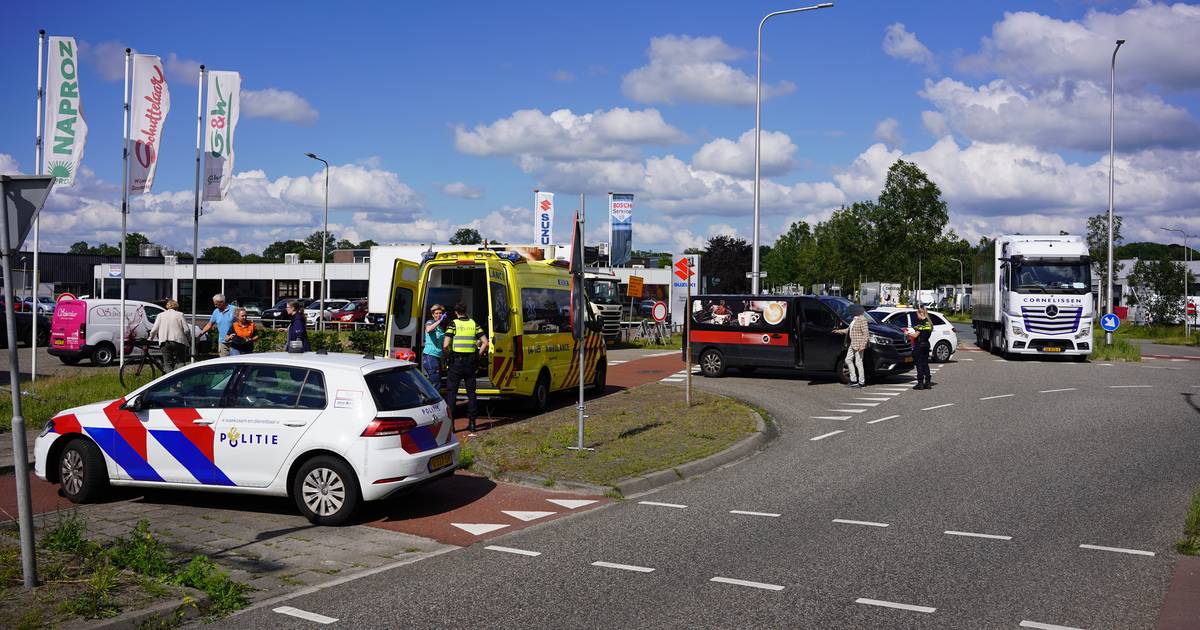 Wielrenner gewond bij botsing op bedrijventerrein in Zwolle.