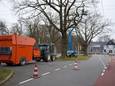 Tijdens het snoeien van takken is een hoogspanningskabel geraakt.