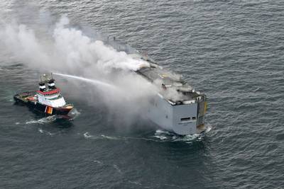 Brand op schip met 3.000 wagens - waarvan 300 Mercedessen - kan nog dagen duren: wegslepen pas mogelijk als temperatuur aan boord daalt