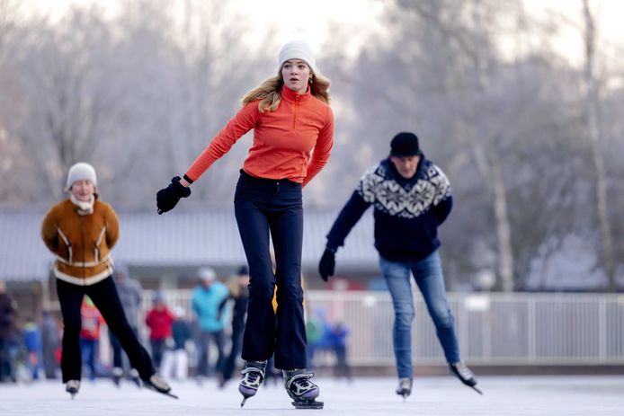 The first skaters ride laps on natural ice.  The Doornsche IJsclub was one of the first to open the ice rink for skaters.