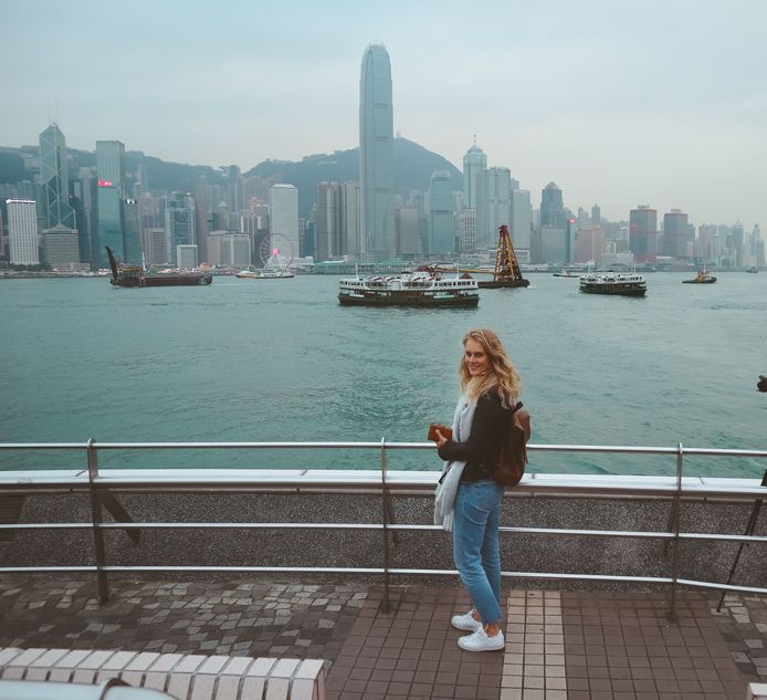 Mireille Cornelis (29) woont in miljoenenstad Hong Kong. Op de achtergrond de skyline van de stad