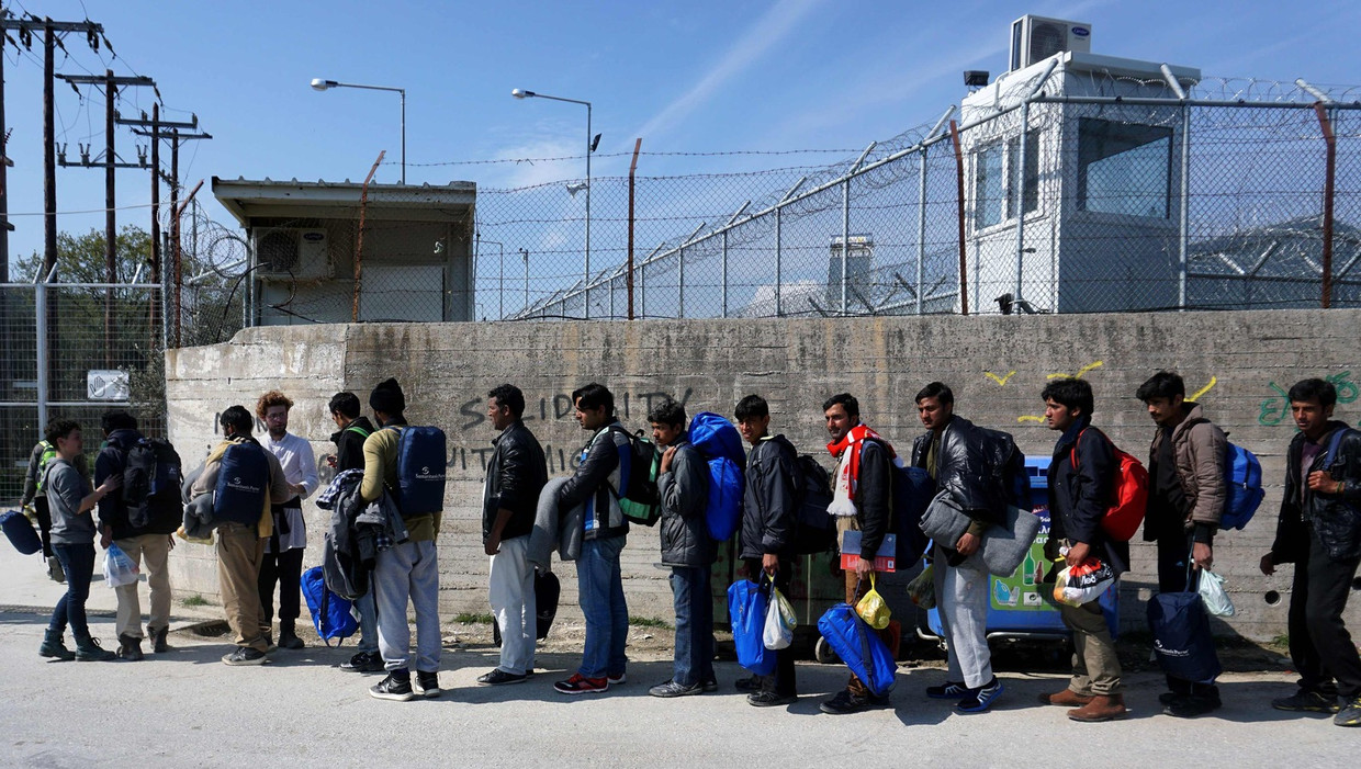 Pakistaanse vluchtelingen in de rij bij Moria. Beeld afp