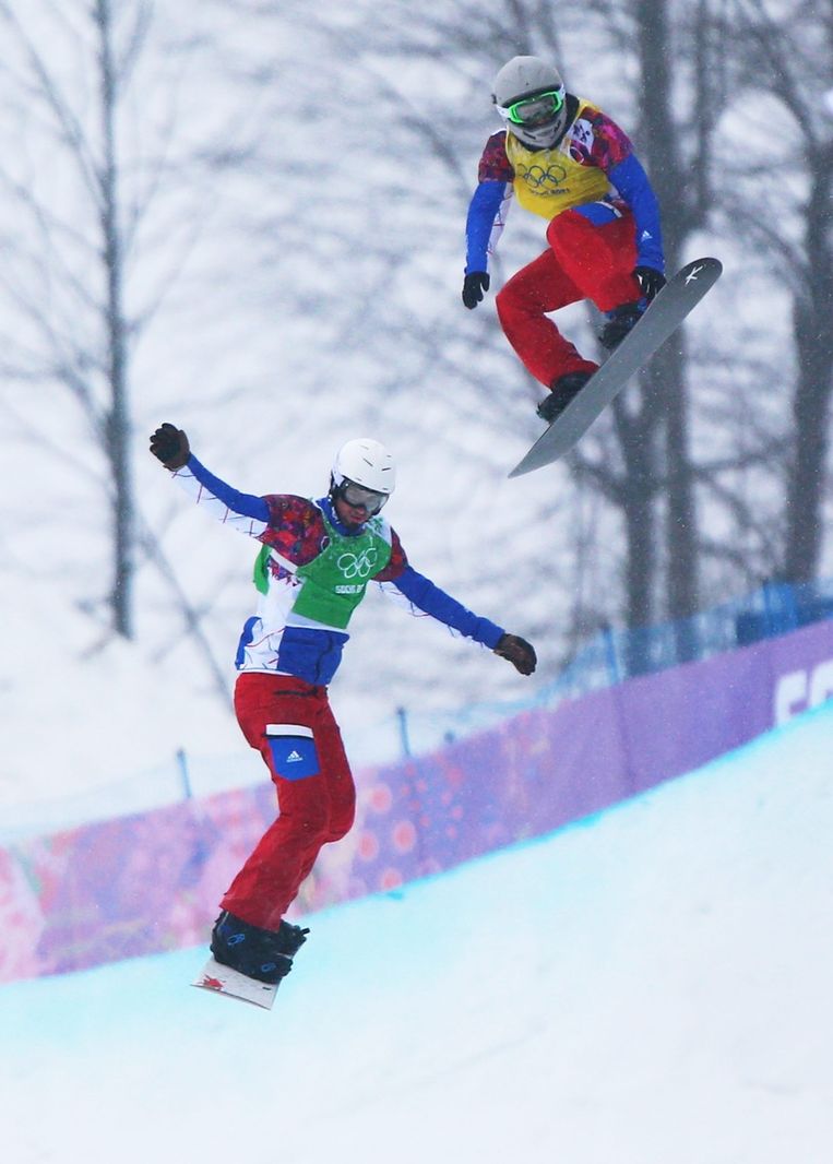 De Fransmannen Pierre Vaultier en Paul-Henri de le Rue in actie tijdens de halve finales van snowboardcross. Vaultier wint uiteindelijk goud in de finale. Beeld epa