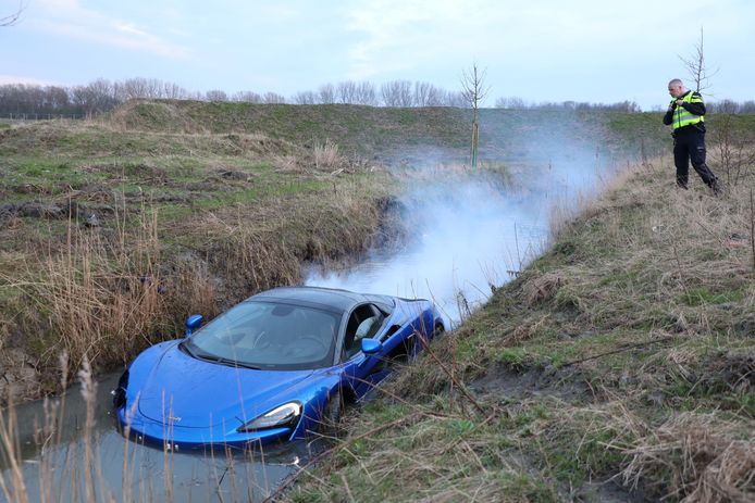 De McLaren belandde in het water naast de weg.