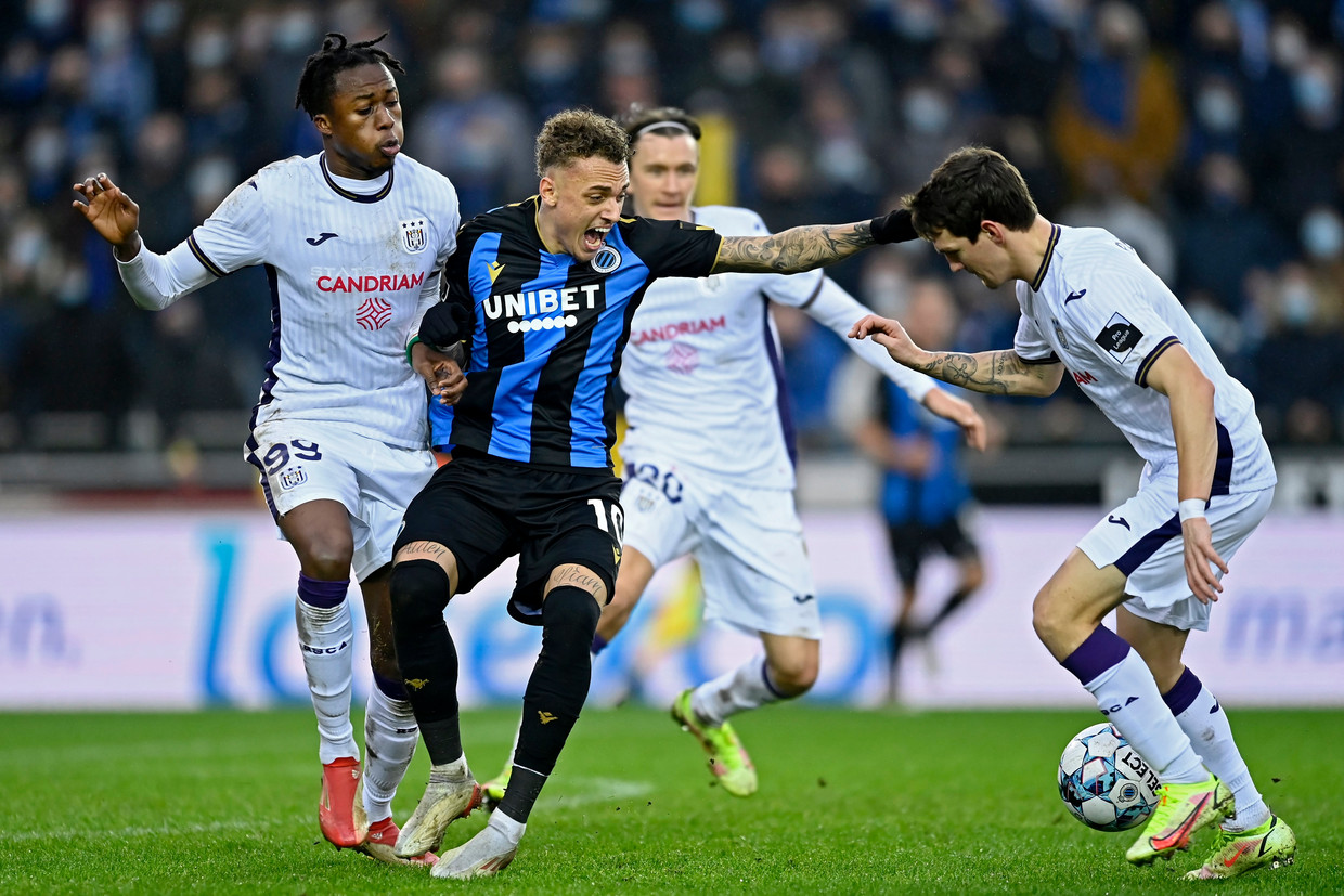 Club Brugge-speler Noa Lang roept om hulp terwijl Benito Raman van Anderlecht een actie inzet. Christian Kouamé is mee in steun. Beeld Photo News