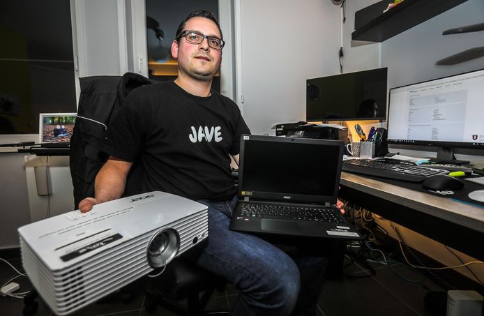 Pieter Dejaeger werd opgelicht en is een beamer en vier laptops kwijt.