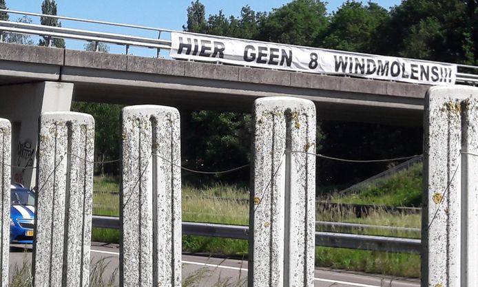 Archieffoto van juni 2021: protest tegen windmolens aan het eerste viaduct vanaf Hilvarenbeek richting Tilburg op de N269.