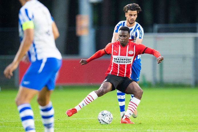 Emmanuel van de Blaak in duel met Dave de Meij van FC Eindhoven.