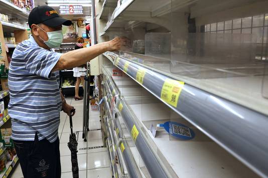Angst voor het coronavirus en strengere maatregelen leidt tot lege rekken in een Taiwanese supermarkt. 