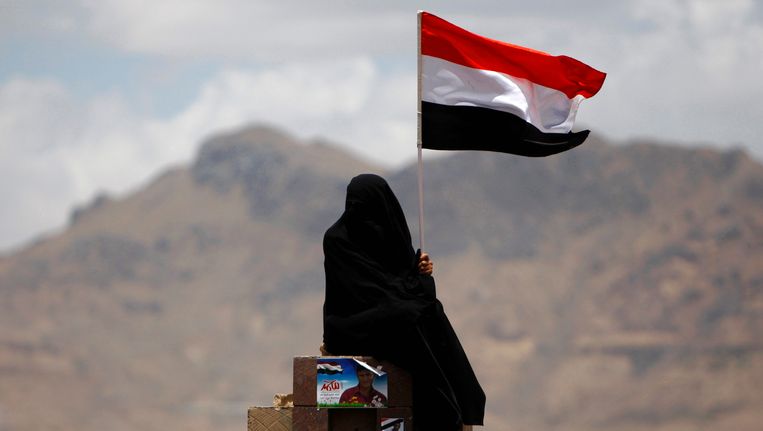 Een vrouw met de nationale vlag van Jemen. Beeld REUTERS