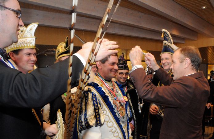 Wethouder locoburgemeester Twan van Meijel neemt de sleutel van ‘Pierenoord’ (Emmeloord) in ontvangst.