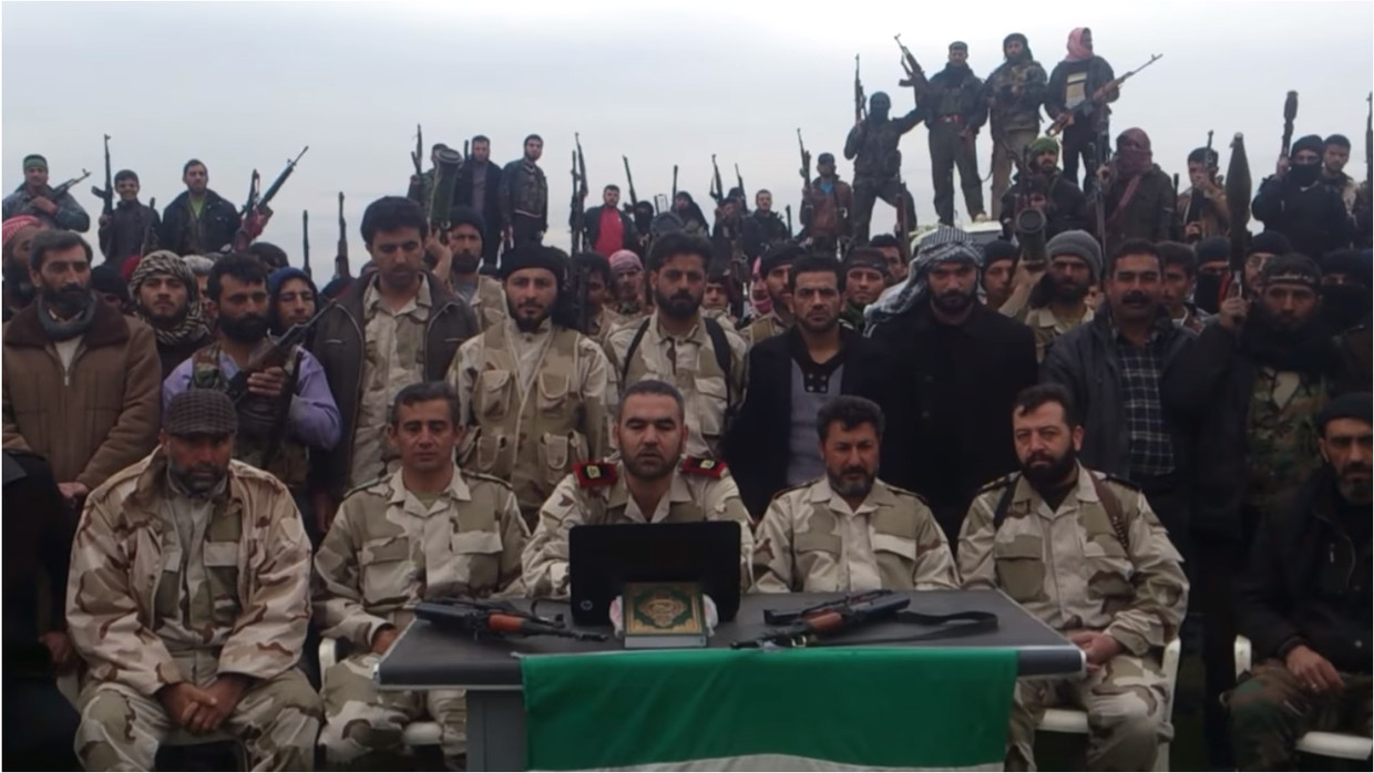 Rechts naast de laptop: rebellenleider Ahmed Osman van de Sultan Murad Brigade. Beeld Screenshot YouTube
