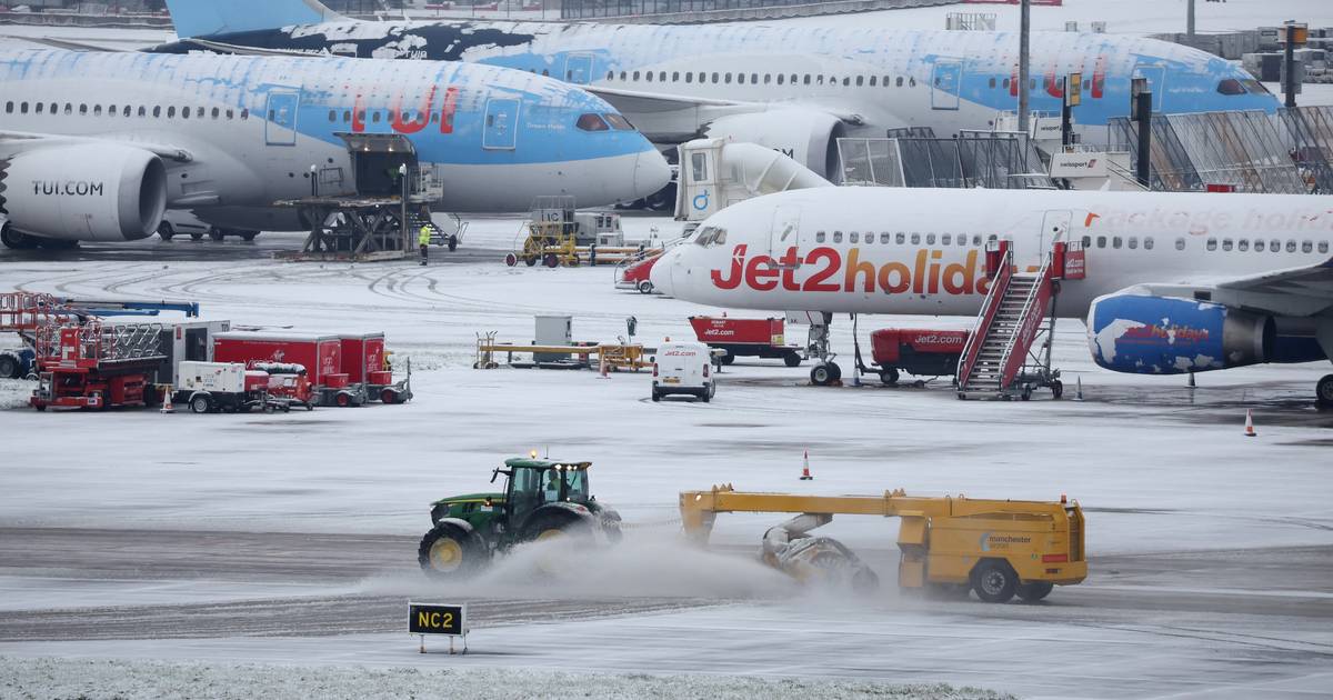 Snow and ice fall in the UK: chaos on roads and railways and many flights cancelled  internal