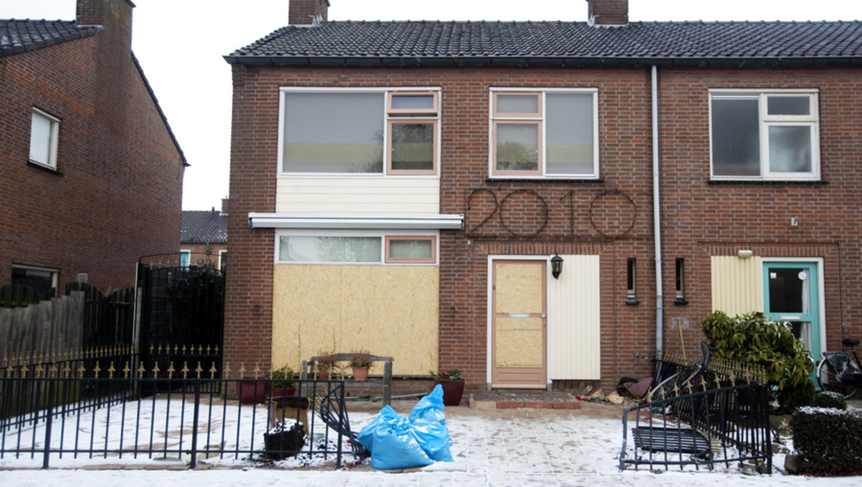Een beschadigd huis in de wijk Terweijde in Culemborg waar in 2010 rellen uitbraken tussen jongeren van Marokkaanse en Molukse komaf. Beeld ANP