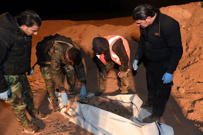Een lichaam dat gevonden werd in december 2017 in een massagraf ten noorden van Raqqa.