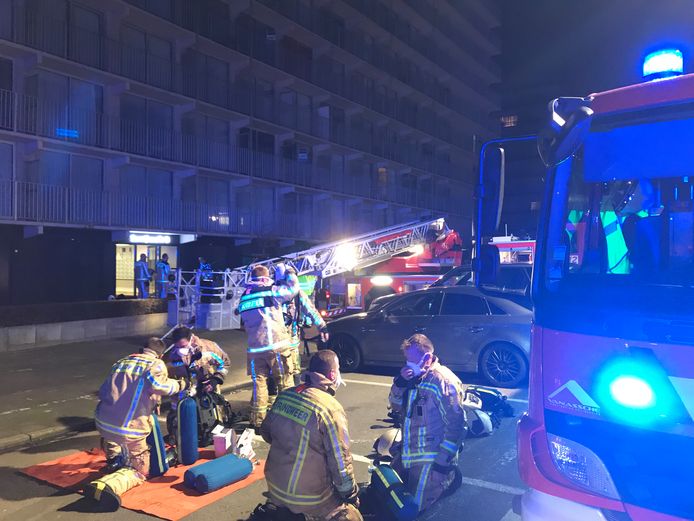In de Franslaan in Nieuwpoort is gisterenavond even voor 23 uur een flatgebouw ontruimd nadat op de achtste verdieping brand was ontstaan in een elektriciteitskast. Eén persoon werd met zware rookvergiftiging overgebracht naar het ziekenhuis.