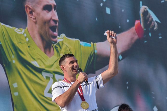 Emiliano Martínez spreekt de fans toe in Mar del Plata.