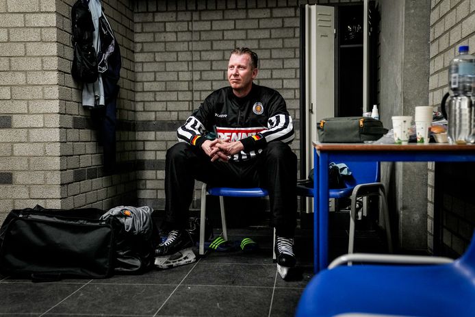 Joep Leermakers zit in de kleedkamer tijdens zijn allerlaatste wedstrijd als scheidsrechter van het duel tussen Tilburg Trappers en Deggendorfer SC.
