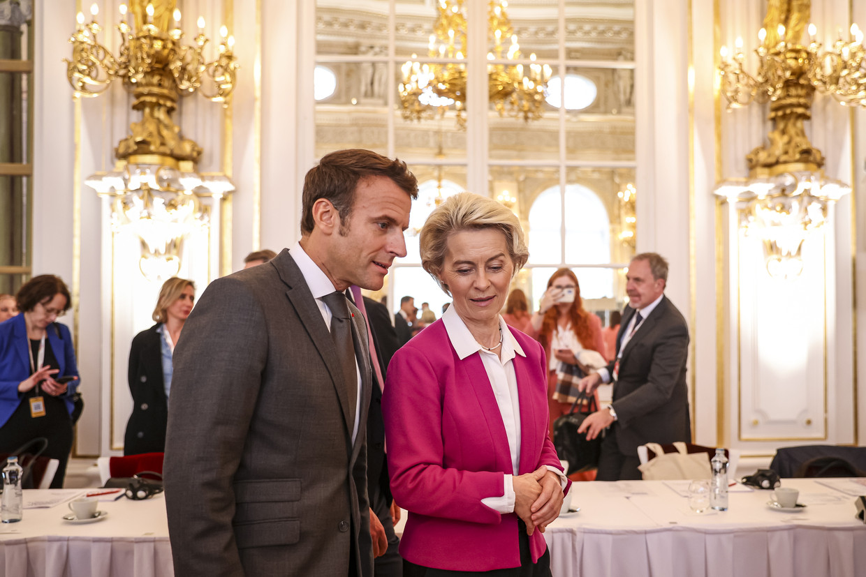 De Franse president Emmanuel Macron en voorzitter van de Europese Commissie Ursula von der Leyen donderdag in Praag. Beeld EPA