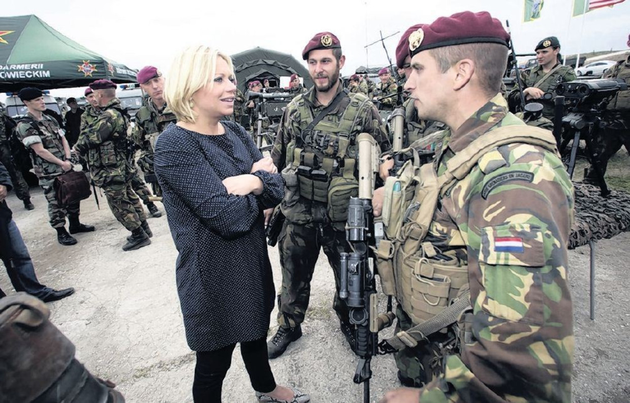 Minister Hennis op bezoek bij Nederlandse militairen die in Polen meedoen aan de flitsmacht van de Navo. Beeld anp