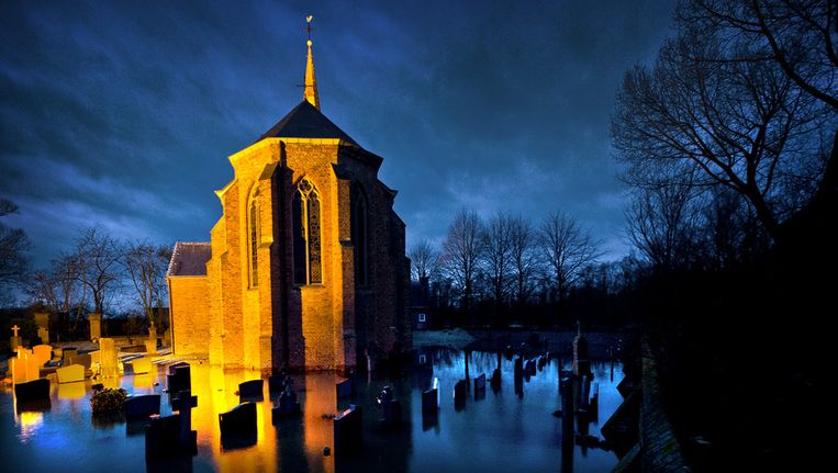Hoogwater bij een kerk in Kekerdom bij Nijmegen. © ANP Beeld 