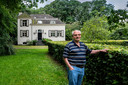 Thom van Rijckevorsel in augustus van dit jaar voor zijn landhuis op De Denneboom.