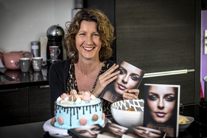 Wendy Eerland, die naast de zorg voor vier kinderen en de huishouding een cateringbedrijf is begonnen en een thriller heeft geschreven die morgen verschijnt.