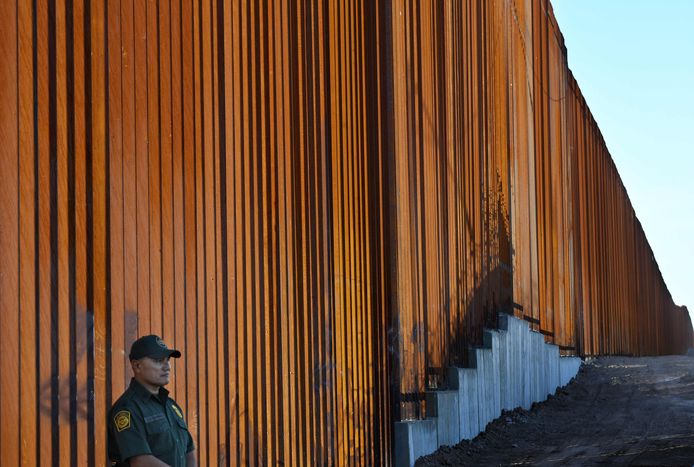 Het veiligheidshek op de Amerikaanse-Mexicaanse grens ter hoogte van Calexico (Californië).