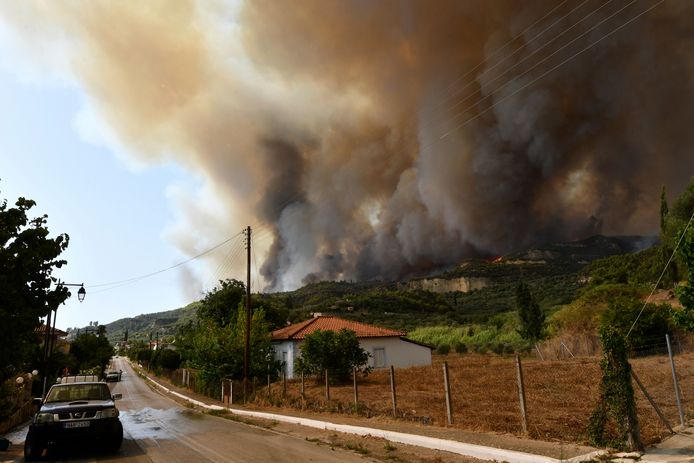 Een grote bosbrand nabij het dorp Platanos, dicht bij het antieke Olympia