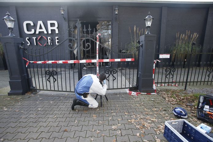 Ravage bij Carstore in Oirschot na aanslag