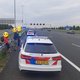 Twee fietsende studenten staande gehouden op snelweg bij Holendrecht