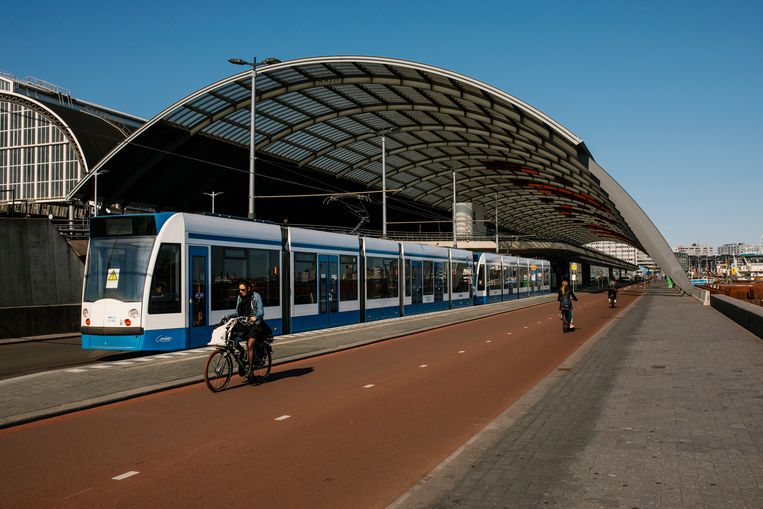 Verstelbaar Memo Terug kijken GVB pakt drukte tram 26 aan met gekoppelde voertuigen | Het Parool