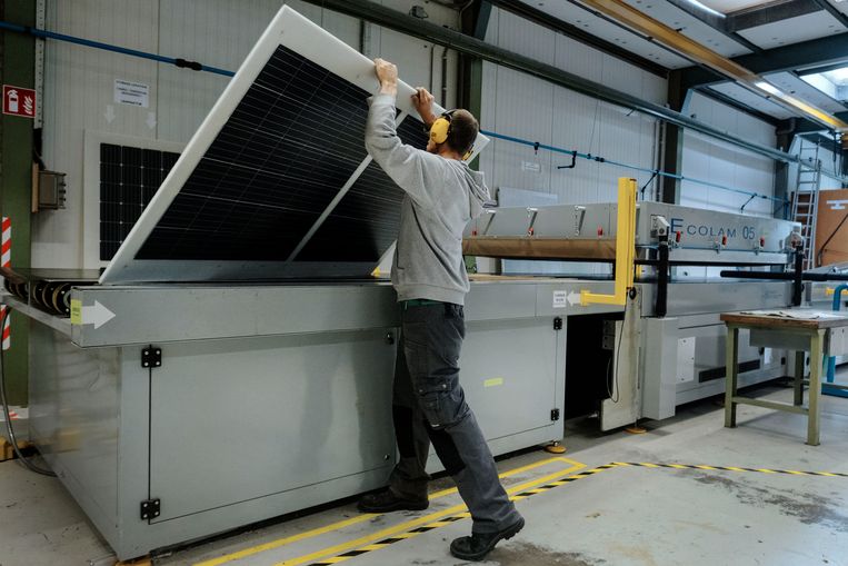 Productie van zonnepanelen bij Solarge in Eindhoven.  Beeld Merlin Daleman