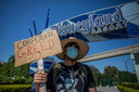 Protest van Disney-personeel tegen de veiligheidsmaatregelen tijdens de coronapandemie.