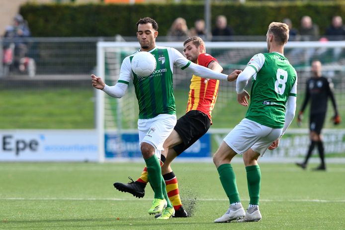 Jake Wollgarten (links) leidde met onnodig balverlies de late en fatale tegentreffer van Ter Leede in.