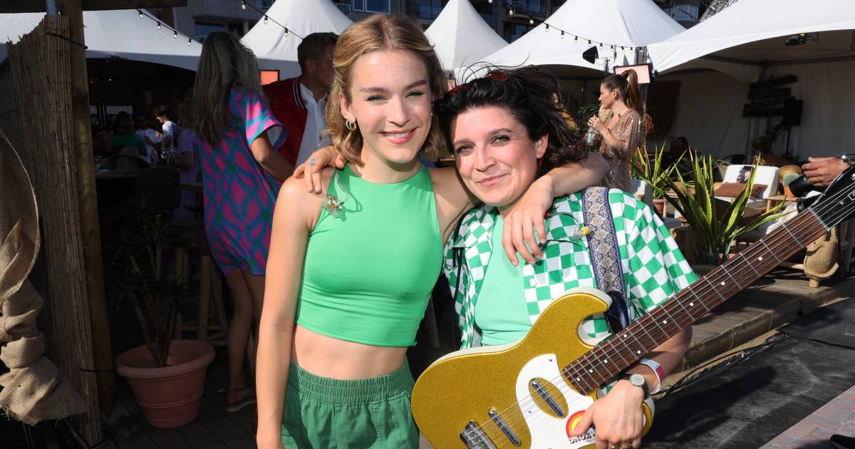 nella foto.  I nervi sono tesi con i candidati ‘Zomerhit’ |  BV