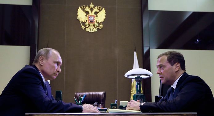 President Poetin luistert naar zijn eerste minister Dmitry Medvedev.